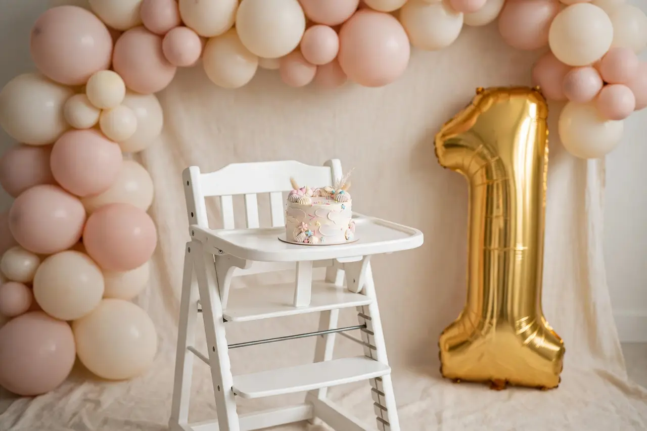 birthday backdrop ideas – cake smash backdrop with giant gold number 1